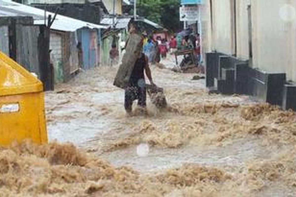 Hujan deras yang terjadi sejak kemarin, hingga Jumat 8/6/2012 mengakibatkan Kota Ambon terendam banjir.  
