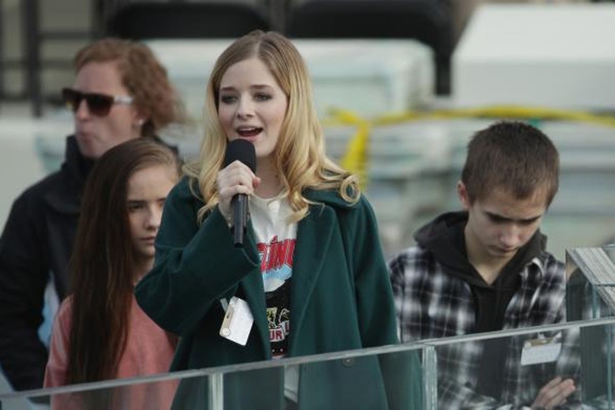 Penyanyi remaja Jackie Evancho berlatih menyanyikan lagu kebangsaan Amerika di Capitol Hill, Washington DC, Kamis (19/1/2017). Ia akan tampil pada upacara pelantikan Donald Trump sebagai Presiden AS pada Jumat (20/1/2017). 