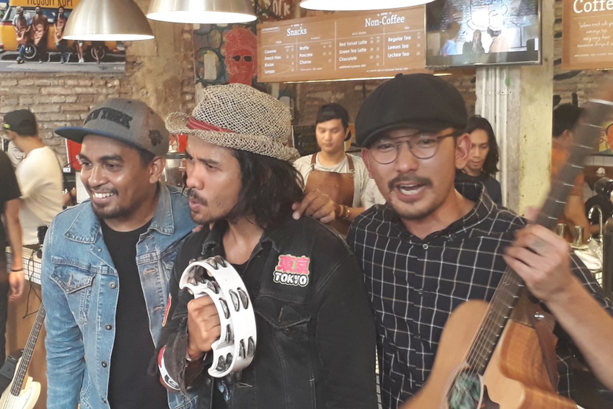 Glenn Fredly, Chicco Jerikho, dan Rio Dewato diabadikan saat dijumpai di kedai Filosofi Kopi, Jalan Melawai, Jakarta Selatan, Selasa (23/5/2017).