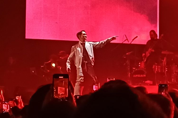 Penyanyi Afgansyah Reza saat awal konser Evolution di Tennis Indoor Senayan, Jakarta Pusat, Sabtu (1/7/2023).