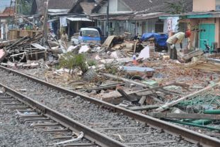 134 bangunan rumah dari Tuntang hingga Ambarawa yang ditertibkan oleh PT Kereta Api Indonesia (KAI), Kamis (3/11/2014). Penertiban tersebut dilakukan untuk persiapan Proyek Reaktivasi Rel Kereta Kedungjati-Tuntang-Ambarawa sepanjang lebih kurang 36,7 kilometer