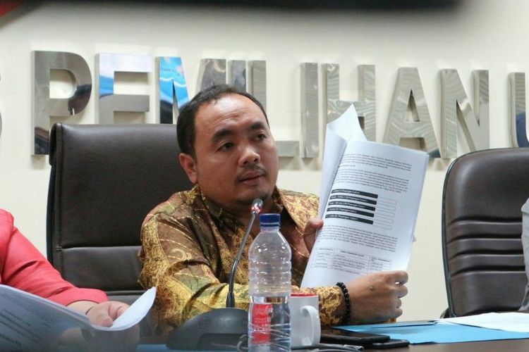 Anggota Badan Pengawas Pemilu (Bawaslu) RI, Muhammad Afifuddin ketima menyampaikan paparannya di Kantor Bawaslu RI, Jakarta, Senin (12/3/2018).