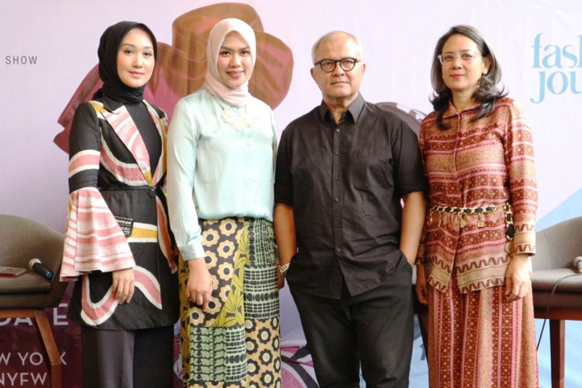 Dari kiri ke kanan: Desainer Dian Pelangi, Manager PR Wardah Elsa Maharani, Desainer Itang Yunasz, dan Amy Wirabudi.