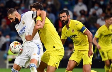 Karim Benzema (kiri) dalam pertandingan antara Real Madrid dan Villarreal pada lanjutan Liga Spanyol 2021-2022 di Stadion Santiago Bernabeu, Minggu (26/9/2021) dini hari WIB.