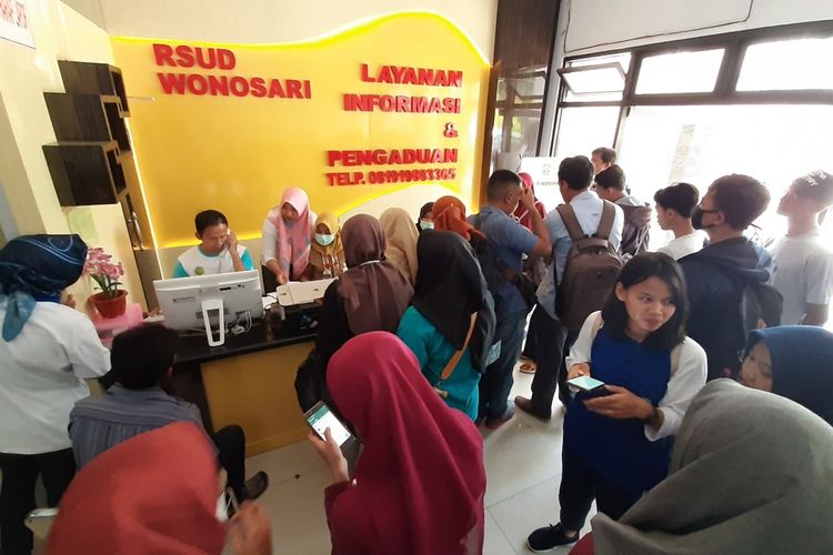 Antrean Pencari Surat Keterangan Sehat di RSUD Wonosari, Gunungkidul, Yogyakarta Jumat (15/11/2019)