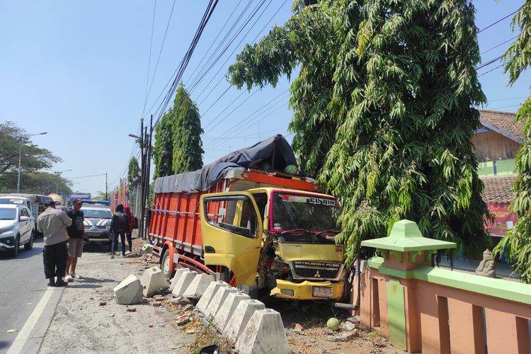 Truk bermuatan semangka menabrak dinding di area Kantor Kecamatan Gajah, Kabupaten Demak usai mengalami kecelakaan beruntun, Selasa (30/7/2024) siang. (KOMPAS.COM/NUR ZAIDI)