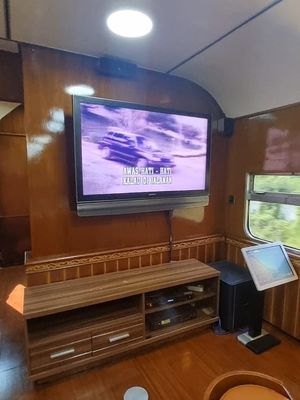 Meski kereta api tua, KA Djoko Kendil dilengkapi dengan penyejuk udara, layar LCD 36 inci, dan pengeras suara yang memutarkan lagu-lagu klasik sehingga nuansa zaman dahulu sangat terasa begitu memasuki KA Djoko Kendil ini.