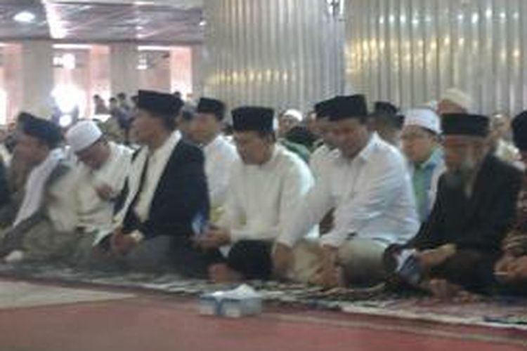 Suasana saat Ketua Umum Partai Persatuan Pembangunan Suryadharma Ali dan bakal calon presiden Partai Gerindra, Prabowo Subianto melakukan ibadah sholat Jumat di Masjid Istiqlal, Jakarta Pusat, Jumat (16/5/2014)