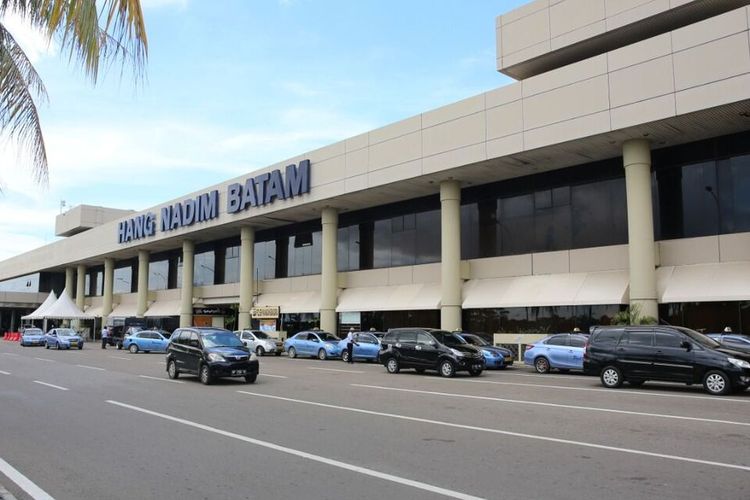 Saat ini taksi online sudah boleh menjemput Penumpang di depan pintu keluar Cargo Baru Bandara Internasional Hang Nadim Batam, Kepri.