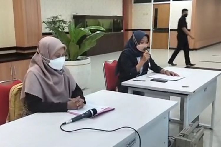 Unesa menggelar konferensi pers tentang dugaan kasus kekerasan seksual yang diduga dilakukan dosen terhadap mahasiswa di Lobby Rektorat Unesa Kampus Lidah Wetan, Senin (10/1/2022).