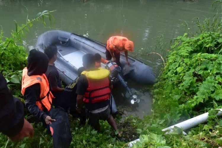 Darlin Uti (30), warga Desa Kinapani, Kecamatan Lasalimu, Kabupaten Buton, Sulawesi tenggara , tewas diterkam buaya ketika sedang menyelam di sungai Malaoge di Desa Kinapani,  Jumat (12/4/2019) siang.  Tim Pos SAR Baubau, tengah berupaya mencari korban di sungai Malaoge