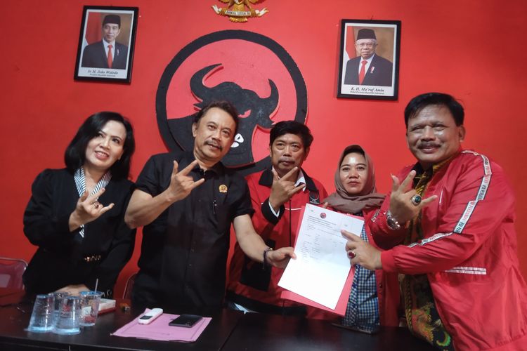 Eks Bupati Nganjuk Marhaen Djumadi (kanan) saat mengambil formulir pendaftaran Bakal Calon Bupati Nganjuk via PDI Perjuangan di Kantor DPC PDI Perjuangan Kabupaten Nganjuk, Kamis (2/5/2024)