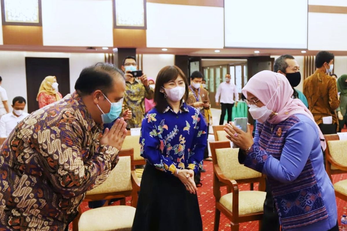 Menteri Ketenagakerjaan (Menaker) Ida Fauziyah dalam agenda penandatanganan nota kesepahaman (MoU) dengan LinkAja, Alfamart, OLX Autos dan PT Kubota Indonesia di Ruang Tridharma Kementerian Ketenagakerjaan (Kemenaker) Jakarta, Rabu (16/6/2021).