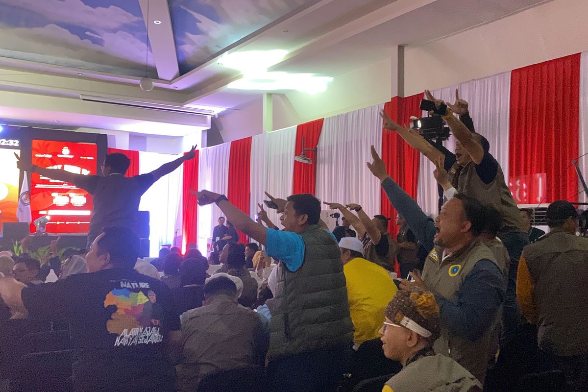 Suasana debat publik pada Pilkada Kabupaten Sukabumi diwarnai aksi berbalas yel-yel dari masing-masinb pendukung paslon, Sabtu (26/10/2024) malam.