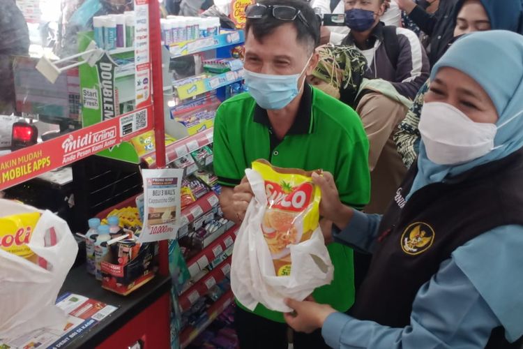 Gubernur Jatim Khofifah Indar Parawansa mengunjungi Alfamidi yang berada di Jalan Raya Dieng untuk mengecek stok dan harga minyak goreng pada Jumat (21/1/2022).