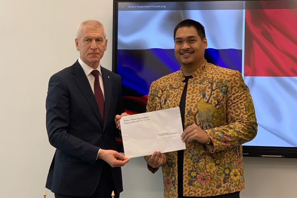 Menpora RI Dito Ariotedjo menyerahkan surat titipan dari Prabowo Subianto untuk Presiden Rusia Vladimir Putin melalui Menteri Olahraga Oleg Matytsin di Kazan, Rusia, Rabu (21/2/2024). (Dok. TKN Prabowo-Gibran)
