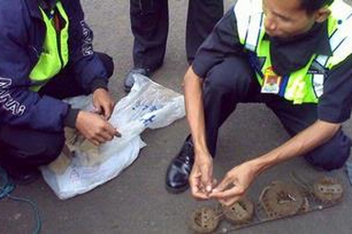Penyapu ranjau paku yang tergabung dalam Komunitas Sapu Bersih (Saber) menunjukkan peralatan magnet sederhana bekas onderdil kendaraan yang dipakai untuk menyisir jalan-jalan Ibu Kota.