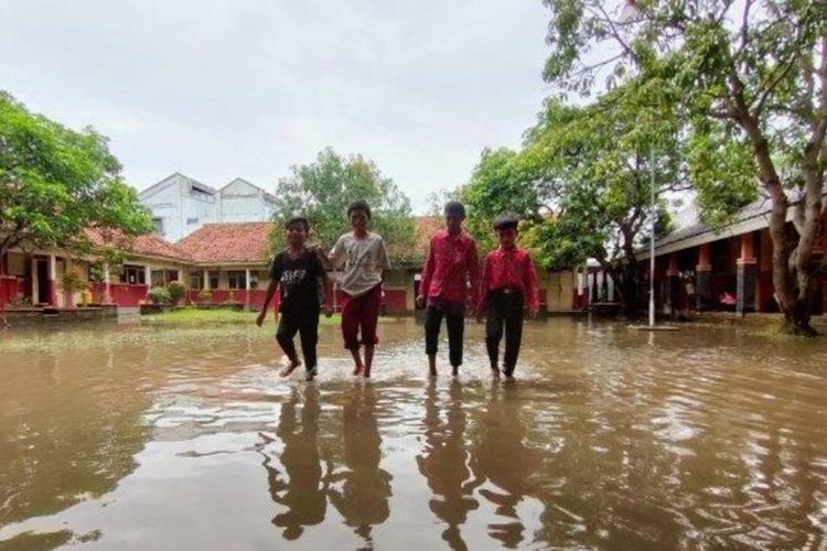 SD Negeri 2 dan 3 Widasari di Indramayu yang tergenang banjir akibat hujan deras, Rabu (25/1/2023). 