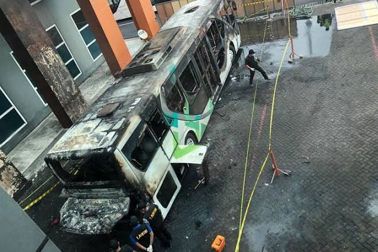 Bus di Bandara I Gusti Ngurah Rai yang Terbakar