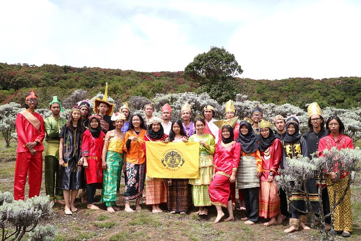 Calon anggota Mapala UI menggunakan baju daerah di Lembah Mandalawangi Gunung Pangrango, Jawa Barat.