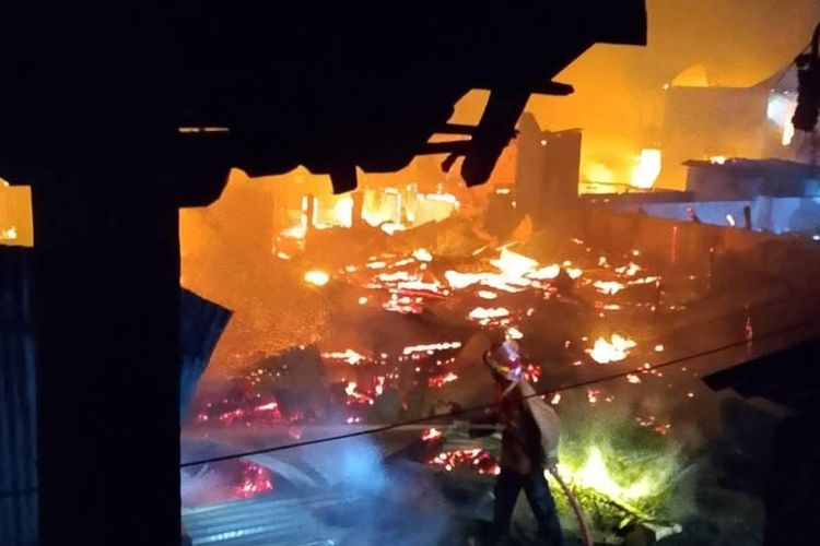 Padamkan Kebakaran 31 Rumah, Petugas Damkartan di Sumbawa Tewas Tersetrum