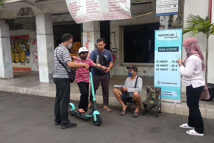 pengunjung saat menyewa skuter di Jalan Mangkubumi, Senin (1/10/2022)
