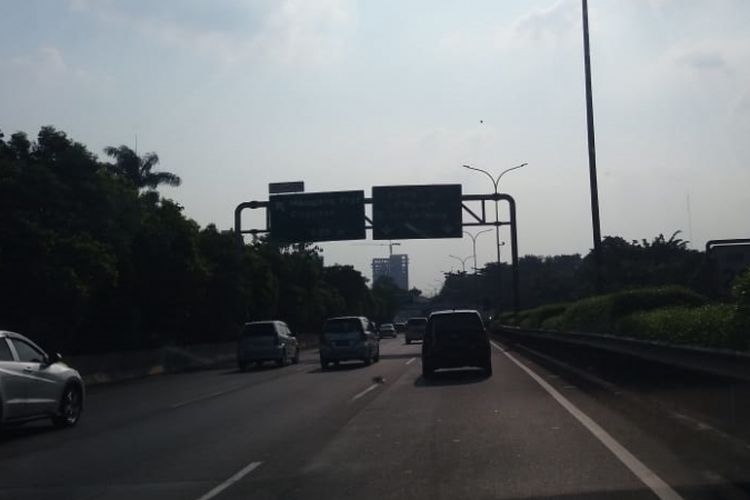 Kondisi lalu lintas di Jalan Tol Jakarta Outer Ring Road (JORR) pada Sabtu (16/6/2018) sore tampak lancar.