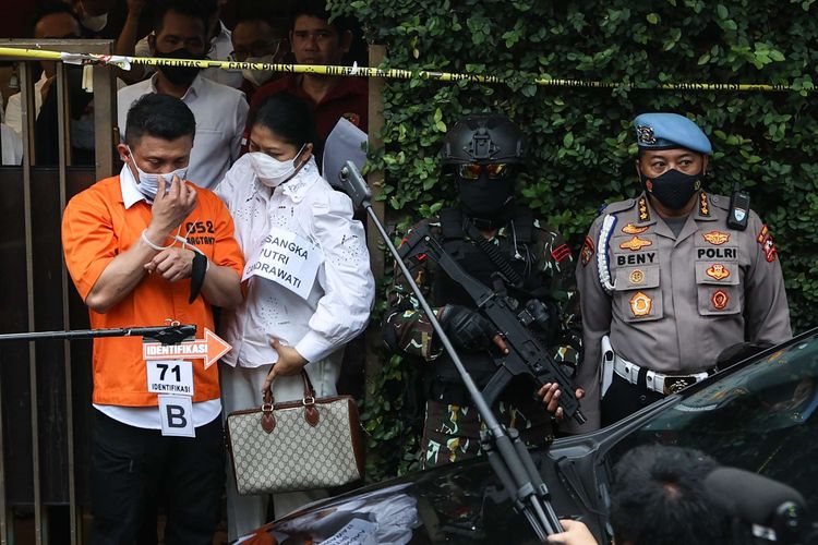 Tersangka Ferdy Sambo dan Putri Candrawathi saat menjalani rekonstruksi kasus pembunuhan Brigadir J di rumah dinas Ferdy Sambo, Duren Tiga, Jakarta Selatan, Selasa (30/8/2022). Tim Khusus (Timsus) Polri menggelar rekonstruksi kasus pembunuhan berencana Brigadir J atau Nofriansyah Yosua Hutabarat.