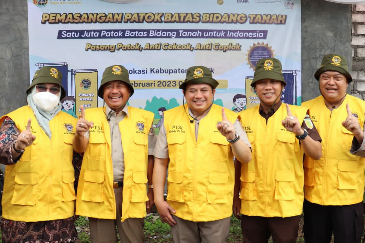 Kepala Kantor Wilayah BPN Provinsi Jawa Timur Jonahar, Wakil Bupati Gresik Aminatun Habibah dan Kepala BPN Gresik Asep Heri, saat agenda Gemapatas di Kabupaten Gresik, Jawa Timur, Jumat (3/2/2023).