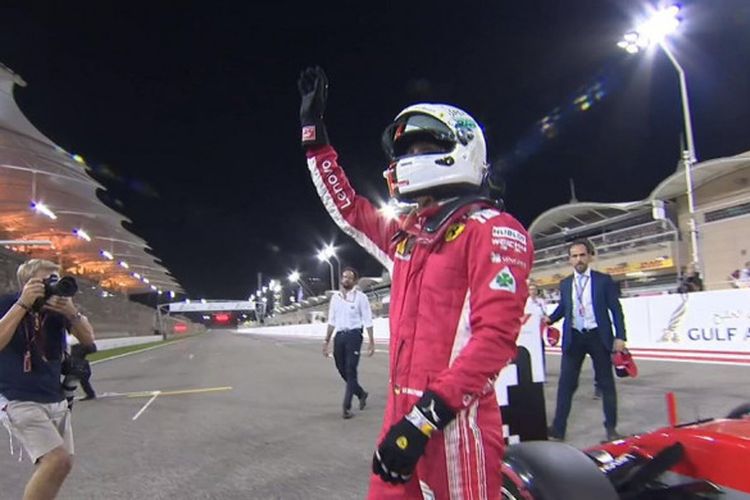 Pebalap Ferrari, Sebastian Vettel, mencetak waktu lap tercepat pada sesi kualifikasi GP Bahrain di Sirkuit Sakhir, Bahrain, Sabtu (7/4/2018).
