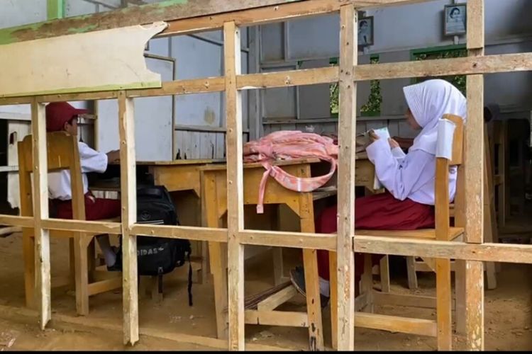 Potret SDN 13 Lasusua Kolaka Utara, Siswa Belajar di Kelas Beralaskan Tanah dan Dinding Bolong