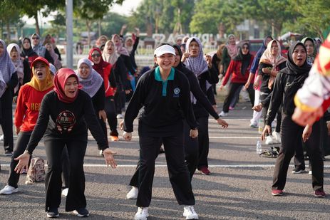 Di Acara Senam Serentak, Mbak Cicha Imbau Kader PKK Kediri Jaga Kesehatan Diri melalui Olahraga