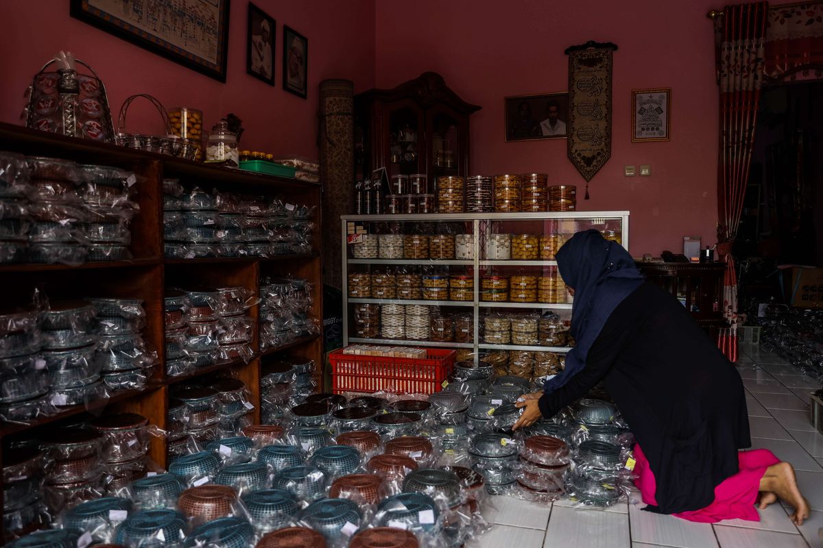 Pekerja menata dodol Betawi yang siap dijual di rumah produksi pondok dodol Sari Rasa Ibu Yuyun di kawasan Pasar Minggu, Jakarta Selatan, Rabu (28/4/2021). Produksi dodol Betawi mengalami peningkatan jelang perayaan hari raya Idul Fitri. Dodol tersebut dijual mulai Rp. 10.000 hingga Rp. 100.000 per buah.