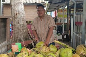 Dari Bingung Kerja, Irwandi Kini Mampu Kuliahkan Anak dan Bangun Rumah dari Berjualan Kelapa di Indralaya