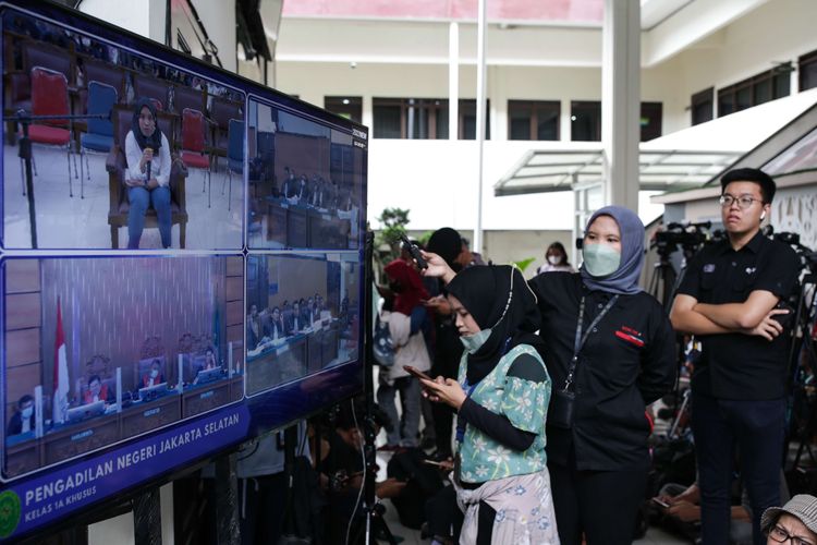 Tangkapan layar televisi saat Susi, asisten rumah tangga Ferdy Sambo memberikan keterangan sebagai saksi sidang dengan terdakwa kasus pembunuhan berencana Nofriansyah Yosua Hutabarat (Brigadir J), Bharada Richard Eliezer Pudihang Lumiu (Bharada E) di Pengadilan Negeri Jakarta Selatan, Senin (31/10/2022).