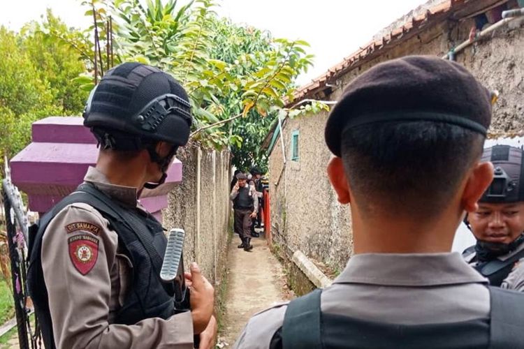 Sejumlah anggota polisi mengamankan lokasi saat melakukan penangkapan dua terduga teroris di Kabupaten Cianjur, Jawa Barat, Kamis (14/11/2019)