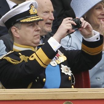 Pangeran Andrew saat menghadiri Parade Angkatan Bersenjata di Windsor, Inggris, 19 Mei 2012.