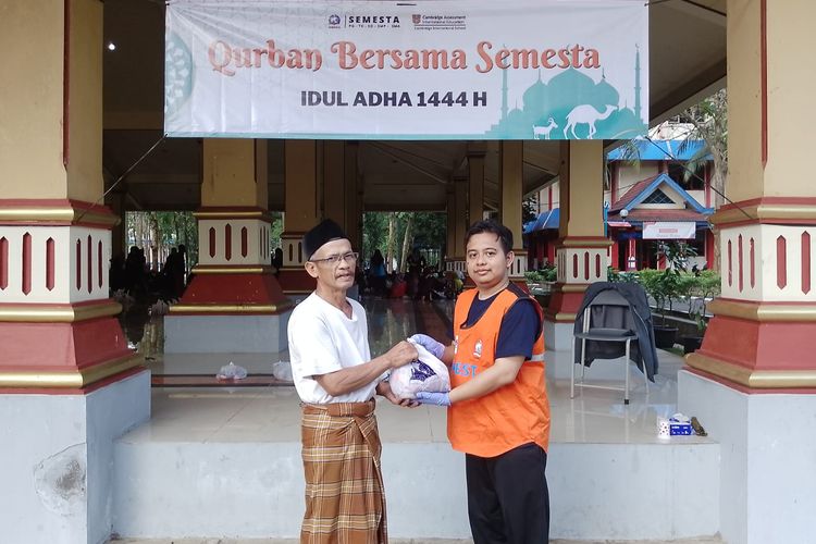 Sekolah Semesta, Semarang, Jawa Tengah, menggelar pemotongan hewan kurban Hari Raya Idul Adha 2023 dan membagikan lebih dari 3.000 paket daging kepada masyarakat kurang mampu di sekitar sekolah (29/6/2023).