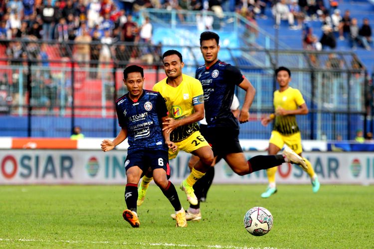 Pemain Arema FC Evan Dimas ditempel ketat pemain Barito Putera Rizky Pora saat pertandingan babak 8 besar Piala Presiden 2022 yang berakhir dengan skor 0-0 dilanjutkan adu penalti 5-4 di Stadion Kanjuruhan Kepanjen, Kabupaten Malang, Sabtu (2/7/2022) sore.