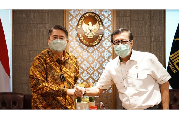 Menkumham Yasonna Laoly bersama Ketua Philipine Business Club Indonesia (PBCI) Antonio Capati. 

