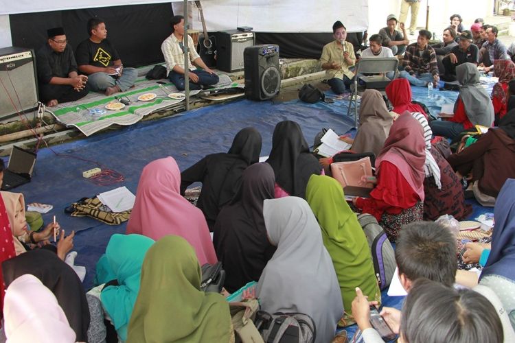 Seorang petani Desa Sukamulya Kecamatan Kertajati Kabupaten Majalengka menjawab sejumlah pertanyaan mahasiswa di halaman Kampus IAIN Syekh Nurjati Cirebon, Senin (20/3/2017). Mereka menggalang solideritas dukungan untuk menolak rencana penggusuran imbas pembangunan Bandara Internasional Jawa Barat (BIJB) Kertajati. Petani tidak menolak pembangunan, namun menolak penggusuran desa mereka. 