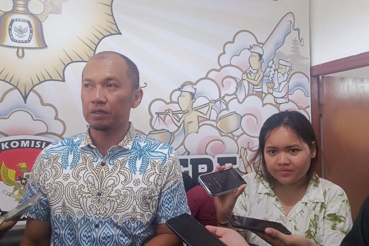 Koordinator Divisi Sosialisasi KPU Bali, I Gede John Darmawan saat konferensi pers di Kantor KPUD Bali, pada Kamis (28/11/2024). KOMPAS. Com/ Yohanes Valdi Seriang Ginta