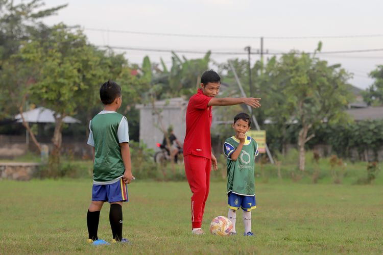 Mantan pemain timnas Indonesia Evan Dimas Darmono saat ini menjalankan profesi barunya, melatih anak-anak di SSB Saraswati Nuswantara yang berlatih di lapangan desa Mojoarum Tulungagung, Jawa Timur, Kamis (19/6/2025) sore.