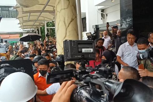 Saat Anggota Provos dan Brimob Sigap Payungi Ferdy Sambo, Media: Dia Tersangka, Bukan Jenderal Lagi!