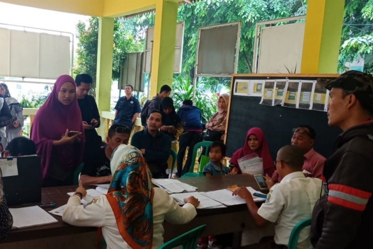 Suasana pelayanan dokumen kependudukan di Kecamatan Jatiasih, Kota Bekasi, Senin (19/11/2018).