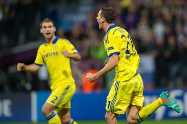 Gelandang Chelsea Nemanja Matic (kanan) merayakan keberhasilannya mencetak gol ke gawang NK Maribor, pada pertandingan keempat Grup G Liga Champions, di Maribor, Rabu (5/11/2014).