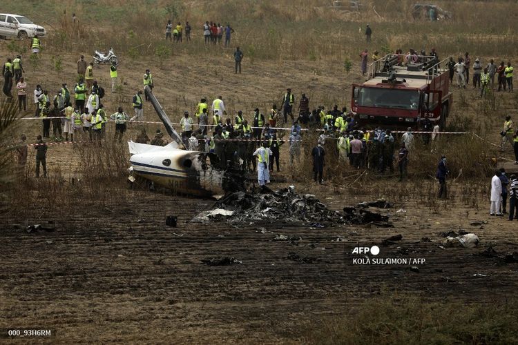 Foto di lokasi kecelakaan pesawat militer Nigeria yang jatuh di landasan pacu bandara dekat ibu kota Nigeria, Abuja, pada Minggu (21/2/2021). Sebuah pesawat militer Nigeria Beechraft KingAir B350 jatuh menewaskan tujuh personel di dalamnya saat kembali ke Bandara Abuja setelah melaporkan kerusakan mesin. 