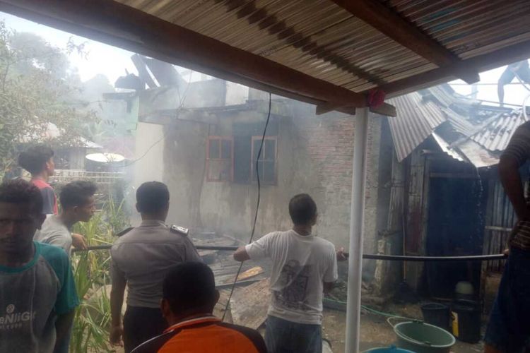 Foto : Rumah milik Lorensisus Sengga warga Desa Wolowiro, Kecamatan Paga, Kabupaten Sikka, NTT hangus dilahap api, Sabtu (8/2/2020).