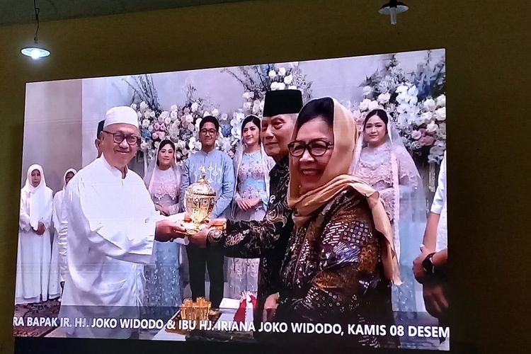 Sri Roso Sudarmo (kanan) saat menerima air untuk keperluan prosesi Siraman, Kamis (8/12/2022)