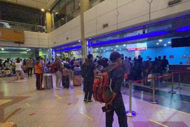 Meski sebelumnya pihak pengelolah Bandara Internasional Hang Nadim, Batam, Kepulauan Riau (Kepri) memperkirakan arus mudik mulai terjadi H-7, namun kenyatannya H-12 arus mudik sudah mulai terasa. Bahkan untuk mengantisivasi kelonjakan, pihak pengelolah Bangdara Internasional Hang Nadim telah melalukan tiga penambahan rute penerbangan setiap harinya.